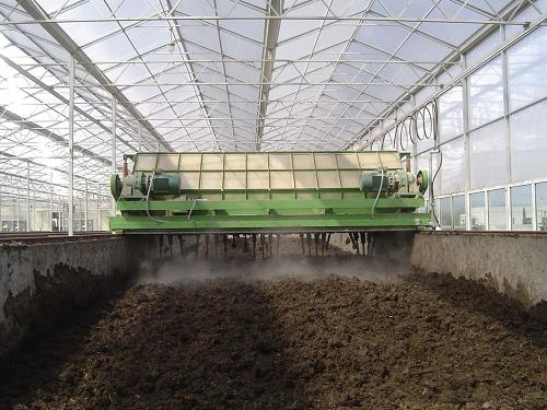 Mechanisation and automation of the composing of organic waste using a tedder